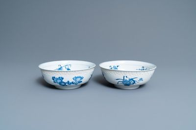Een paar Chinese blauw-witte kommen met onsterfelijken, Kangxi