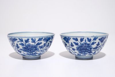 Een paar Chinese blauw-witte kommen met pioenslingers, Chenghua merk, Ming