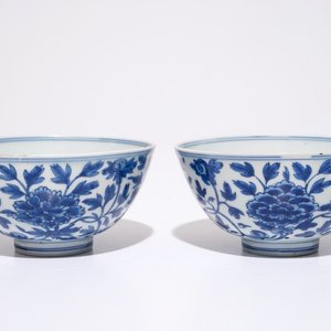 Een paar Chinese blauw-witte kommen met pioenslingers, Chenghua merk, Ming — foto 1