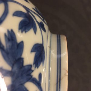 Een paar Chinese blauw-witte kommen met pioenslingers, Chenghua merk, Ming — foto 15