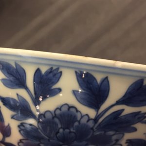 Een paar Chinese blauw-witte kommen met pioenslingers, Chenghua merk, Ming — foto 18