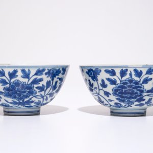 Een paar Chinese blauw-witte kommen met pioenslingers, Chenghua merk, Ming — foto 2