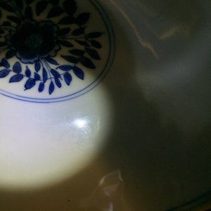 Een paar Chinese blauw-witte kommen met pioenslingers, Chenghua merk, Ming — foto 28