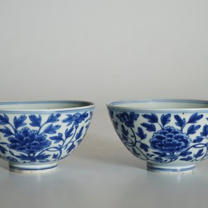 Een paar Chinese blauw-witte kommen met pioenslingers, Chenghua merk, Ming — foto 9