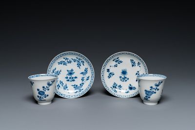 Een paar Chinese blauw-witte koppen en schotels, Chenghua merk, Kangxi