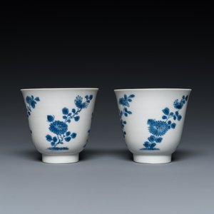 Een paar Chinese blauw-witte koppen en schotels, Chenghua merk, Kangxi — foto 4