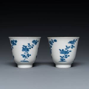 Een paar Chinese blauw-witte koppen en schotels, Chenghua merk, Kangxi — foto 5