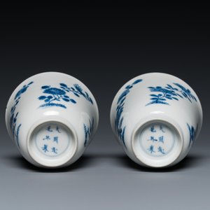 Een paar Chinese blauw-witte koppen en schotels, Chenghua merk, Kangxi — foto 8