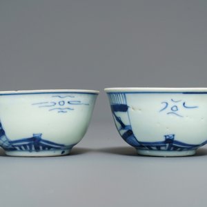 Een paar Chinese blauw-witte koppen en schotels met figuren, Ca Mau scheepswrak, Yongzheng — foto 6