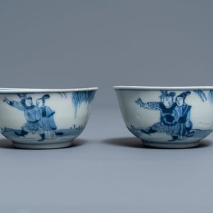 Een paar Chinese blauw-witte koppen en schotels met figuren Ca Mau scheepswrak, Yongzheng — foto 4