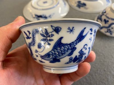 Een paar Chinese blauw-witte koppen en schotels met karpers, Kangxi — foto 6