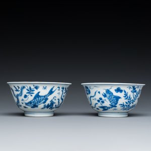 Een paar Chinese blauw-witte koppen en schotels met karpers, Kangxi — foto 6