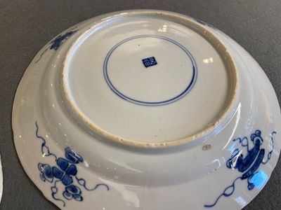 Een paar Chinese blauw-witte kraak-stijl schotels met VOC-schepen, Kangxi — foto 3