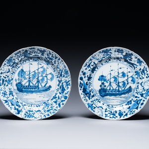 Een paar Chinese blauw-witte kraak-stijl schotels met VOC-schepen, Kangxi — foto 1