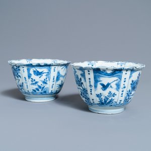Een paar Chinese blauw-witte kraakporseleinen 'kraai' kommen, Wanli — foto 1