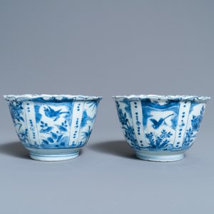 Een paar Chinese blauw-witte kraakporseleinen 'kraai' kommen, Wanli — foto 3