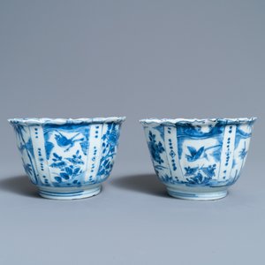 Een paar Chinese blauw-witte kraakporseleinen 'kraai' kommen, Wanli — foto 4