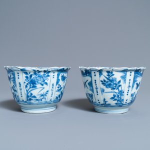 Een paar Chinese blauw-witte kraakporseleinen 'kraai' kommen, Wanli — foto 6