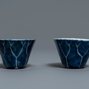 Een paar Chinese blauw-witte lotusvormige koppen, Kangxi — foto 3