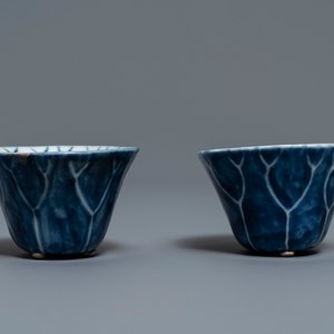 Een paar Chinese blauw-witte lotusvormige koppen, Kangxi — foto 5