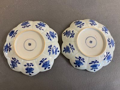 Een paar Chinese blauw-witte lotusvormige schotels met luipaarden, Kangxi — foto 3