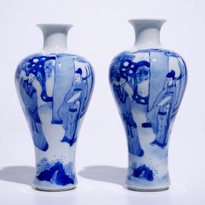 Een paar Chinese blauw-witte meiping vazen met figuren in Kangxi-stijl, 19/20e eeuw — foto 1