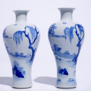 Een paar Chinese blauw-witte meiping vazen met figuren in Kangxi-stijl, 19/20e eeuw — foto 3