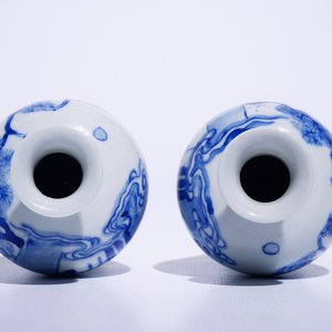 Een paar Chinese blauw-witte meiping vazen met figuren in Kangxi-stijl, 19/20e eeuw — foto 6