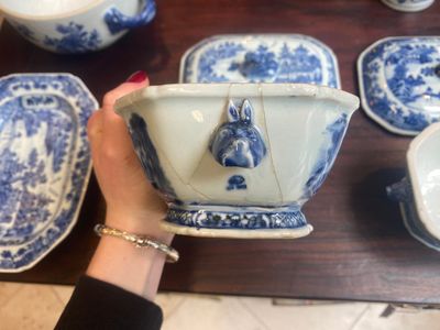 Een paar Chinese blauw-witte miniatuur chocoladekannen en drie terrines, Qianlong — foto 15