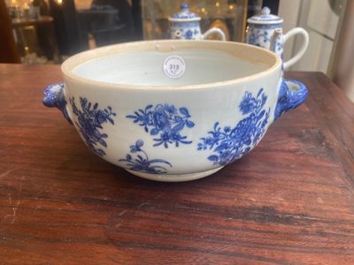Een paar Chinese blauw-witte miniatuur chocoladekannen en drie terrines, Qianlong — foto 5