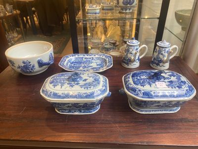 Een paar Chinese blauw-witte miniatuur chocoladekannen en drie terrines, Qianlong — foto 10