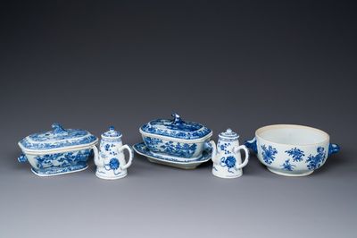 Een paar Chinese blauw-witte miniatuur chocoladekannen en drie terrines, Qianlong