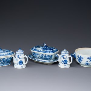 Een paar Chinese blauw-witte miniatuur chocoladekannen en drie terrines, Qianlong — foto 1