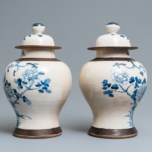 Een paar Chinese blauw-witte Nanking craquelé dekselvazen, 19e eeuw — foto 2