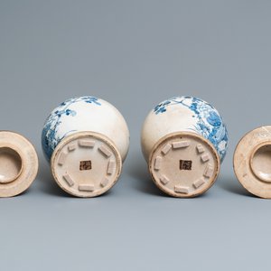 Een paar Chinese blauw-witte Nanking craquelé dekselvazen, 19e eeuw — foto 6