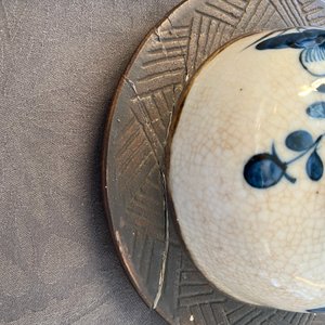 Een paar Chinese blauw-witte Nanking craquelé dekselvazen, 19e eeuw — foto 7