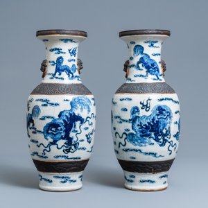 Een paar Chinese blauw-witte Nanking craquelé vazen met boeddhistische leeuwen, 19e eeuw — foto 3