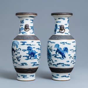 Een paar Chinese blauw-witte Nanking craquelé vazen met boeddhistische leeuwen, 19e eeuw — foto 4