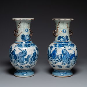 Een paar Chinese blauw-witte Nanking craquelé vazen met Taoïstisch decor, 19e eeuw — foto 1