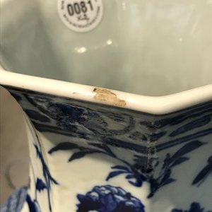 Een paar Chinese blauw-witte octagonale 'Drie vrienden van de winter' vazen, 19e eeuw — foto 14