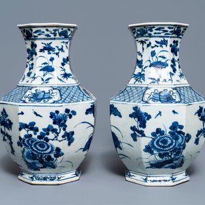 Een paar Chinese blauw-witte octagonale 'Drie vrienden van de winter' vazen, 19e eeuw — foto 3