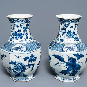 Een paar Chinese blauw-witte octagonale 'Drie vrienden van de winter' vazen, 19e eeuw — foto 5