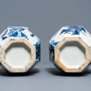 Een paar Chinese blauw-witte octagonale 'Drie vrienden van de winter' vazen, 19e eeuw — foto 6