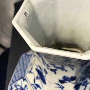 Een paar Chinese blauw-witte octagonale 'Drie vrienden van de winter' vazen, 19e eeuw — foto 8