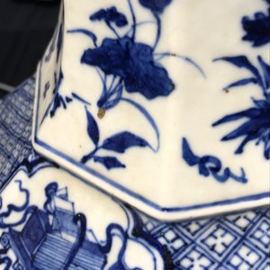 Een paar Chinese blauw-witte octagonale 'Drie vrienden van de winter' vazen, 19e eeuw — foto 9