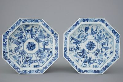 Een paar Chinese blauw-witte octagonale schalen, Kangxi