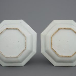 Een paar Chinese blauw-witte octagonale schalen, Kangxi — foto 2