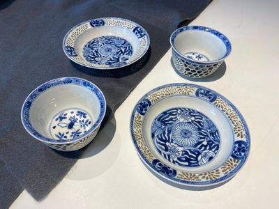 Een paar Chinese blauw-witte opengewerkte dubbelwandige koppen en schotels, Kangxi — foto 1