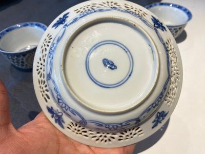 Een paar Chinese blauw-witte opengewerkte dubbelwandige koppen en schotels, Kangxi — foto 12