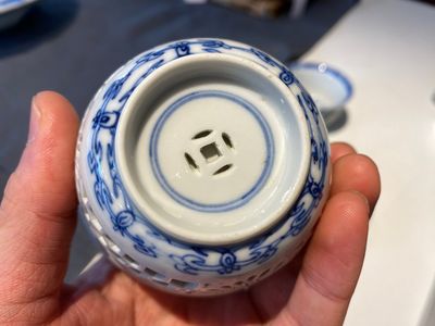 Een paar Chinese blauw-witte opengewerkte dubbelwandige koppen en schotels, Kangxi — foto 5